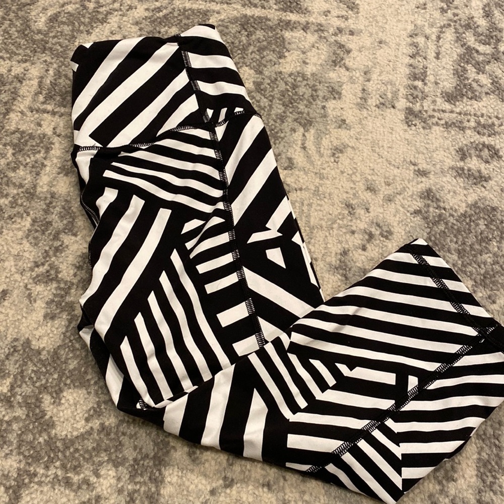 Victoria’s Secret Sport Black White Geometric Cropped Leggings